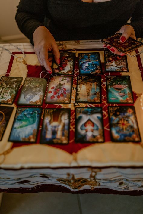 Mains posant des cartes sur la table pendant un tirage